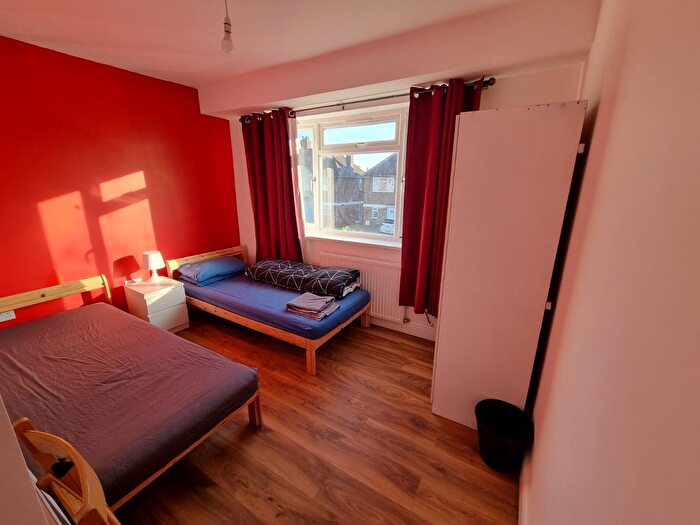 Studio To Rent In Birchway, Hayes, London, UB3