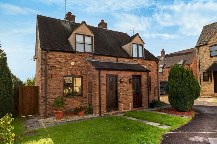 2 Bedroom Semi-Detached House To Rent In Westcote Close, Witney, OX28