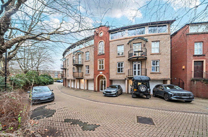 2 Bedroom Flat For Sale In Alcantara Crescent, Ocean Village, Southampton, Hampshire, SO14