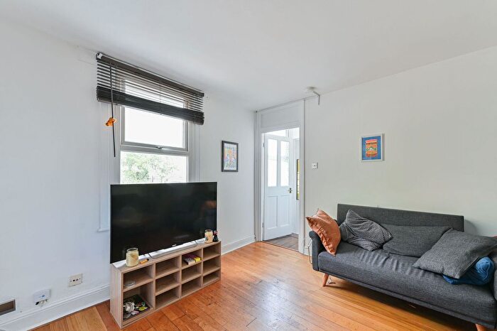 4 Bedroom Maisonette For Sale In Denmark Road, Camberwell, London, SE5