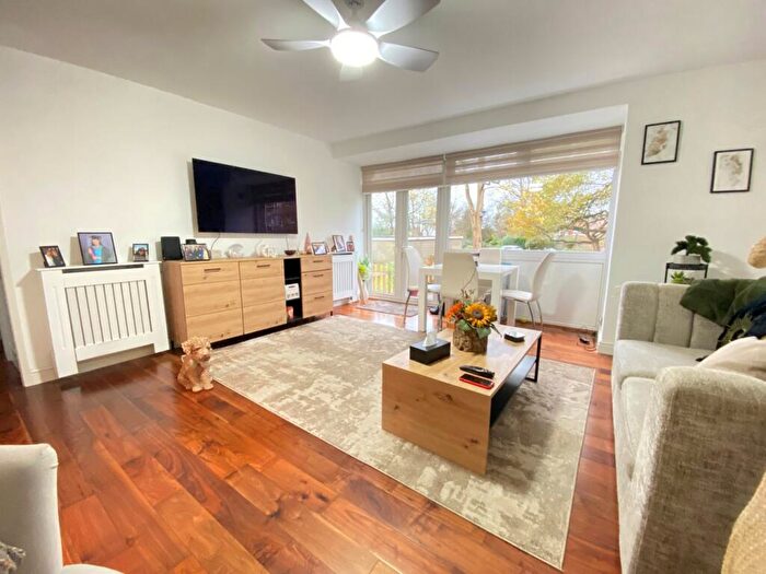2 Bedroom Flat For Sale In Field Close, Bromley, BR1