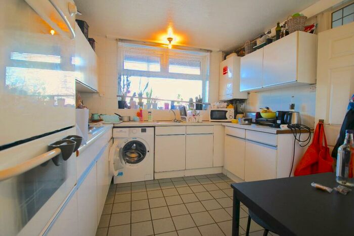 3 Bedroom Flat To Rent In Gough Walk, London, E14