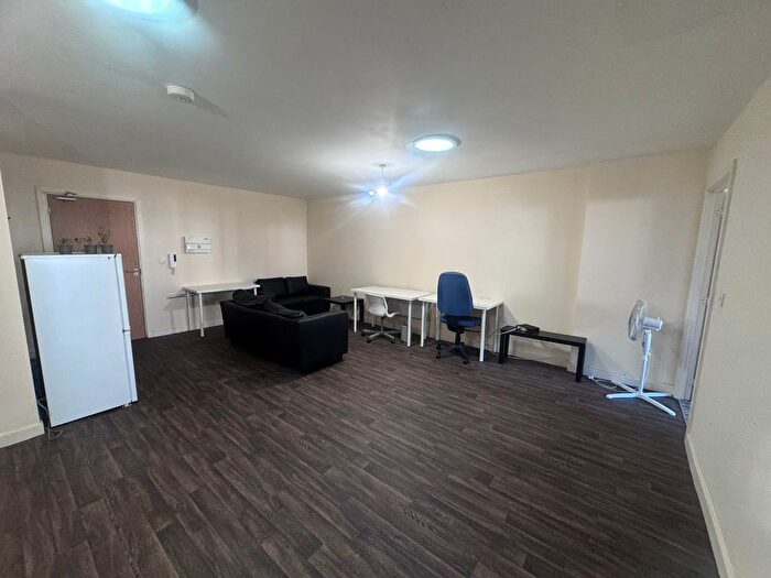 2 Bedroom Flat To Rent In Broad Lane, Huddersfield, HD5