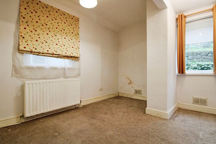 2 Bedroom Flat For Sale In Clive Crescent, Penarth, CF64