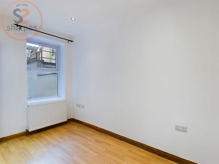 2 Bedroom Flat To Rent In A Garratt Terrace, London, SW17