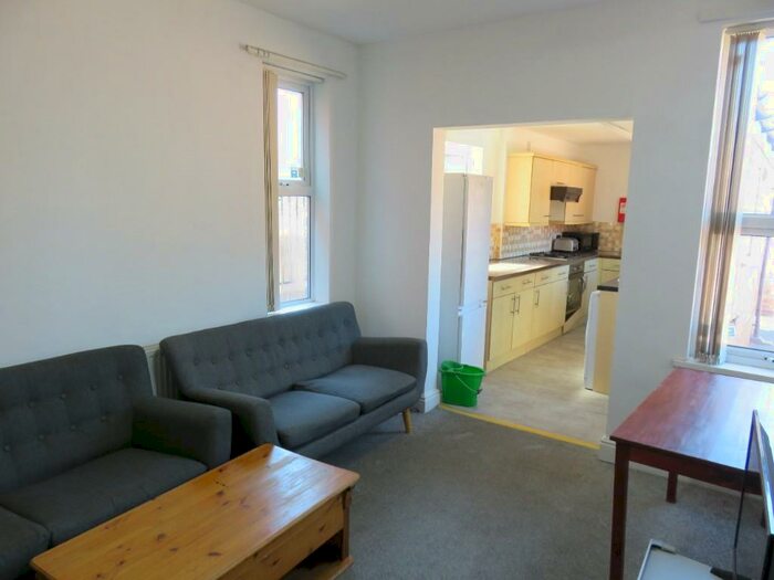 7 Bedroom Semi-Detached House To Rent In Harlaxton Drive, Nottingham, NG7