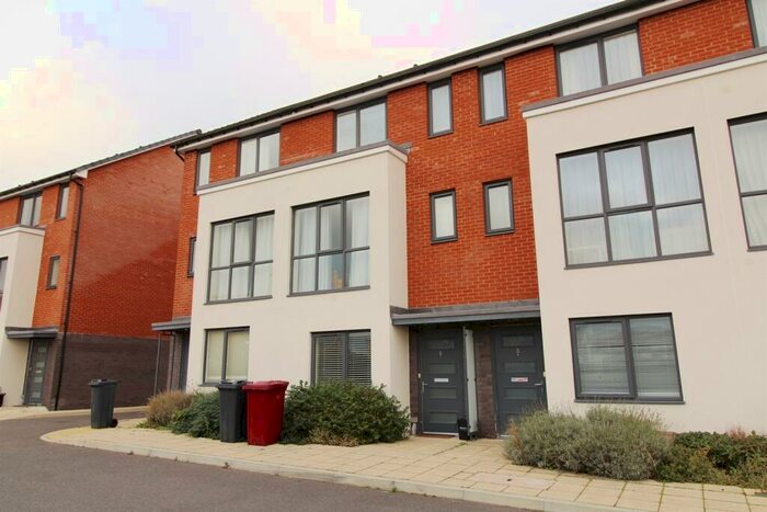 3 Bedroom Terraced House To Rent In Woolhampton Way, Reading, RG2