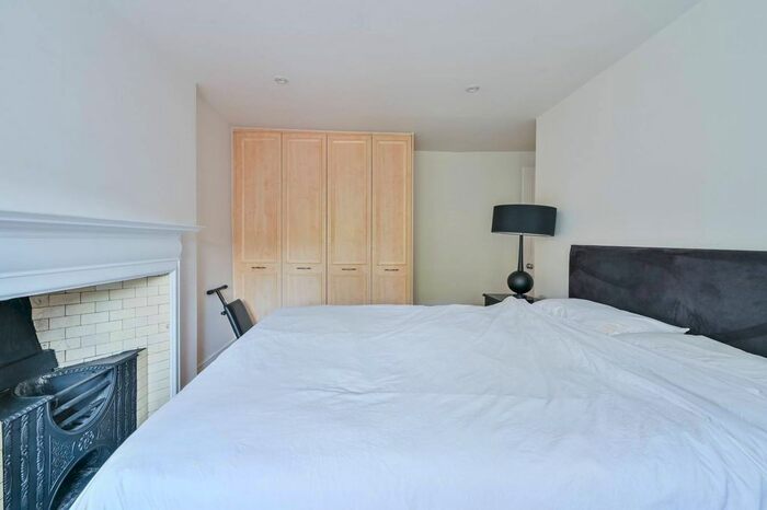 2 Bedroom Flat To Rent In Mecklenburgh Square, Bloomsbury, London, WC1N