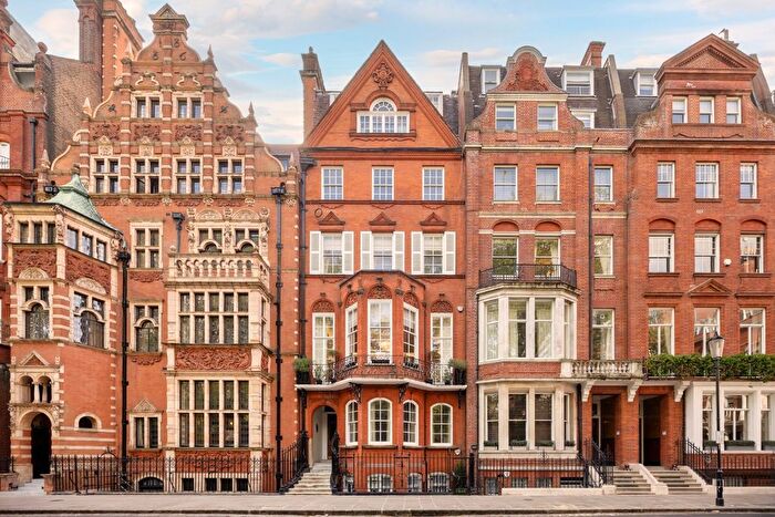 2 Bedroom Flat For Sale In Cadogan Square, London, SW1X