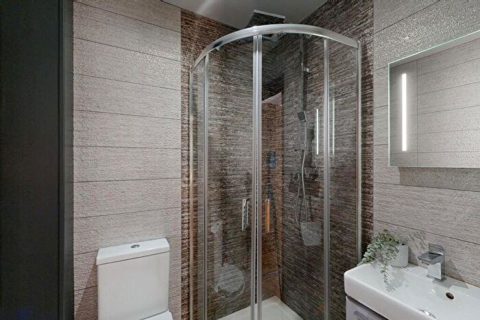 6 Bedroom Flat To Rent In Hoods Hideout, - Houndsgate, NG1