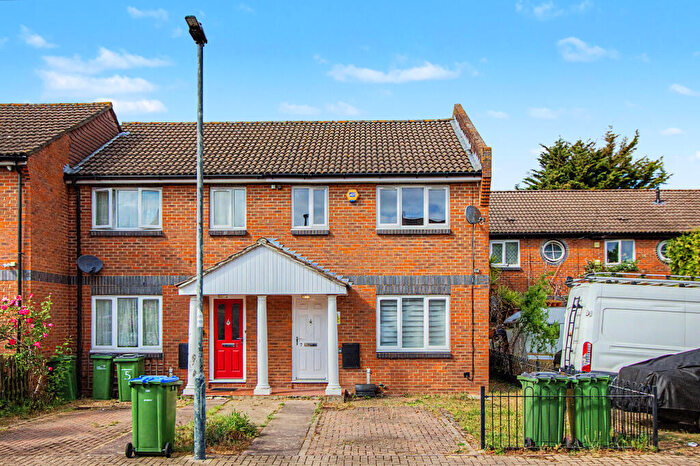 3 Bedroom End Of Terrace House For Sale In Pitfield Crescent, Thamesmead, London, SE28