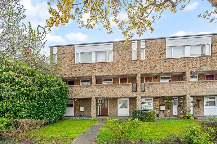 2 Bedroom Flat For Sale In Chingford Avenue, Chingford, E4