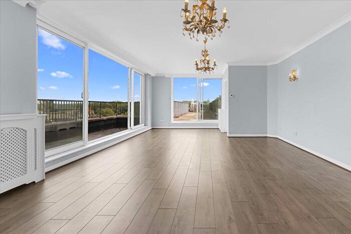 3 Bedroom Flat To Rent In Pier House, Oakley Street, London, SW3