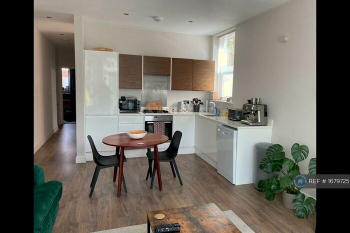 2 Bedroom Flat To Rent In Kingsbridge Road, Poole, BH14