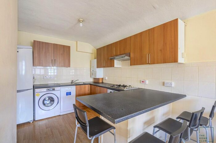 3 Bedroom Flat To Rent In Markenfield Road, Guildford, GU1