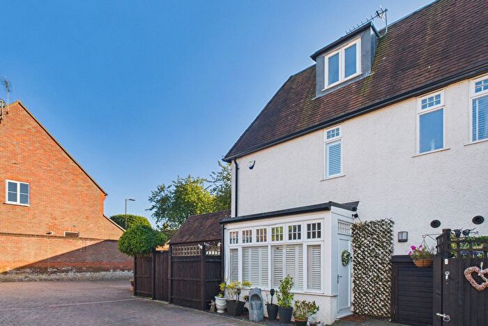 3 Bedroom Semi-detached House For Sale In Chipperfield Road, Bovingdon, HP3