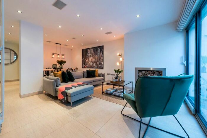 2 Bedroom Mews To Rent In Ladbroke Mews, Holland Park, London, W11