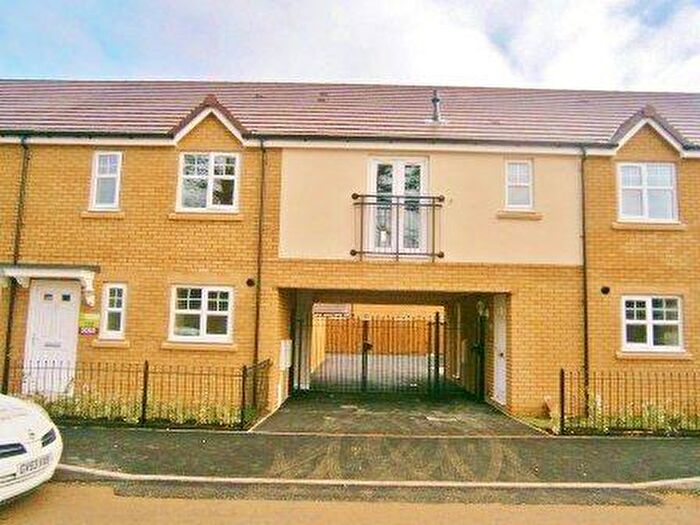 2 Bedroom Flat To Rent In Redgrave Drive, NN18