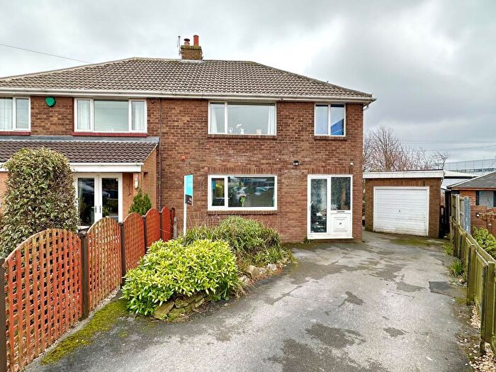 3 Bedroom House To Rent In Dunsmore Drive, Huddersfield, HD3