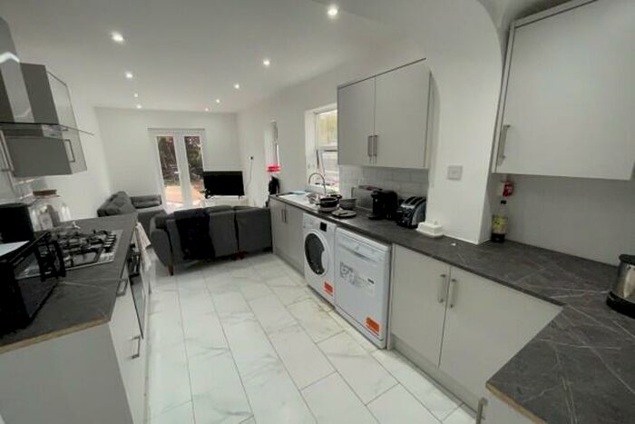 6 Bedroom Terraced House To Rent In Minny Street Cardiff, CF24