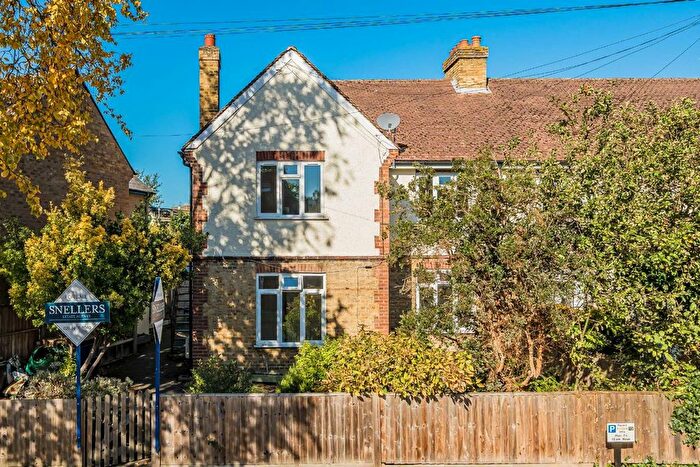 3 Bedroom Maisonette For Sale In Park Lane, Teddington, TW11