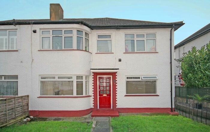 2 Bedroom Flat To Rent In Hexham Gardens, Isleworth, TW7