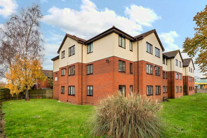 1 Bedroom Flat To Rent In Scotts Avenue, Sunbury On Thames, TW16