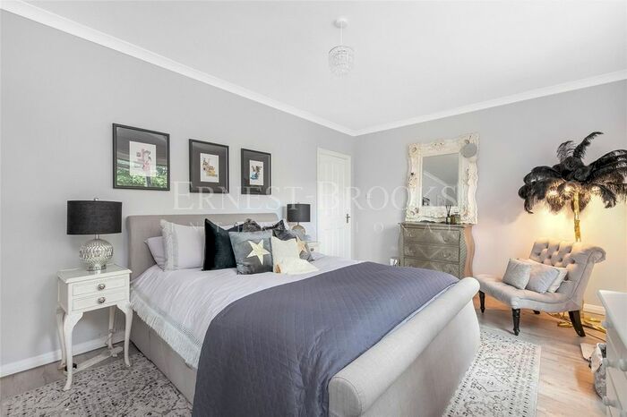 2 Bedroom Flat To Rent In Rigault Road, Fulham, SW6