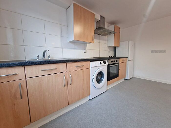 3 Bedroom Flat To Rent In Milliners Court, Milliners Way, Luton, Bedfordshire, LU3
