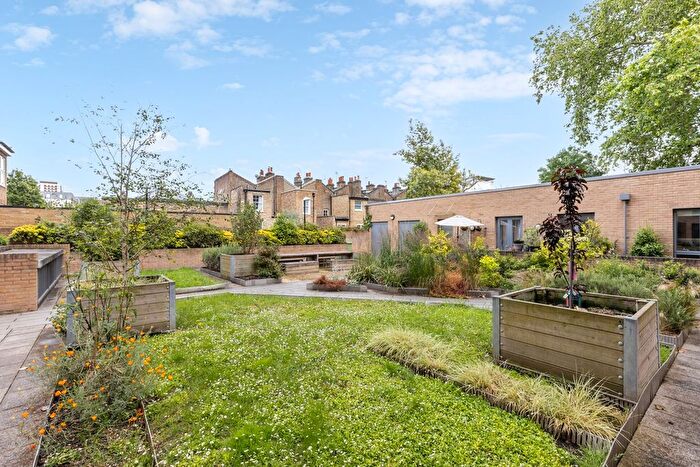 2 Bedroom Flat For Sale In Goldhawk Road, Shepherd's Bush, London, W12