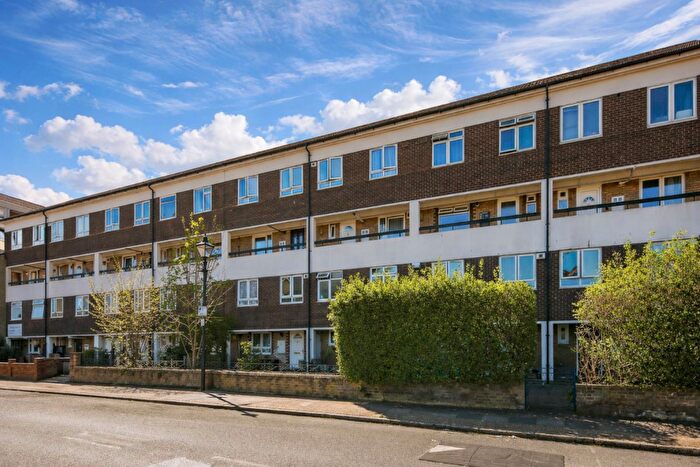 3 Bedroom Maisonette For Sale In Sheffield Square, Bow, E3