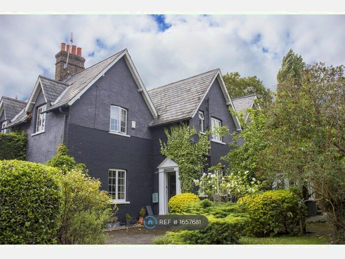 4 Bedroom Semi-Detached House To Rent In Cambridge Avenue, New Malden, KT3