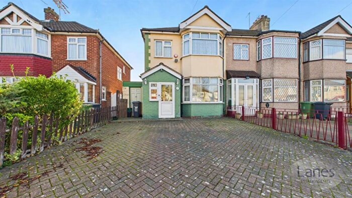 3 Bedroom End Of Terrace House For Sale In Southfield Road, Waltham Cross, EN8