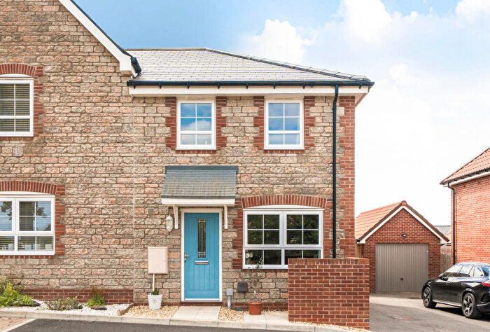3 Bedroom Semi Detached House For Sale In Middle Leaze, Coalpit Heath, Bristol, Gloucestershire, BS36