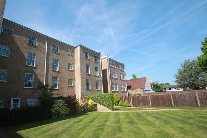 1 Bedroom Flat To Rent In Queensgate House, Cookham Road, SL6