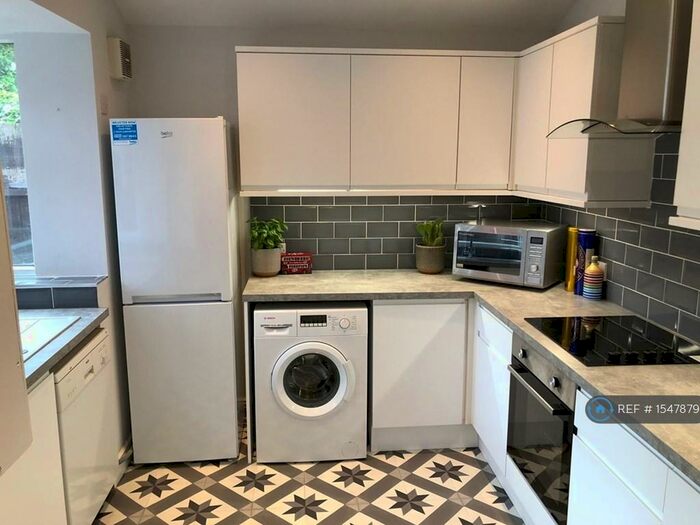 6 Bedroom Flat To Rent In Braemar Road, Manchester, M14