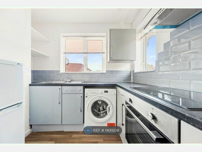 1 Bedroom Flat To Rent In Queenshill Road, Leeds, LS17