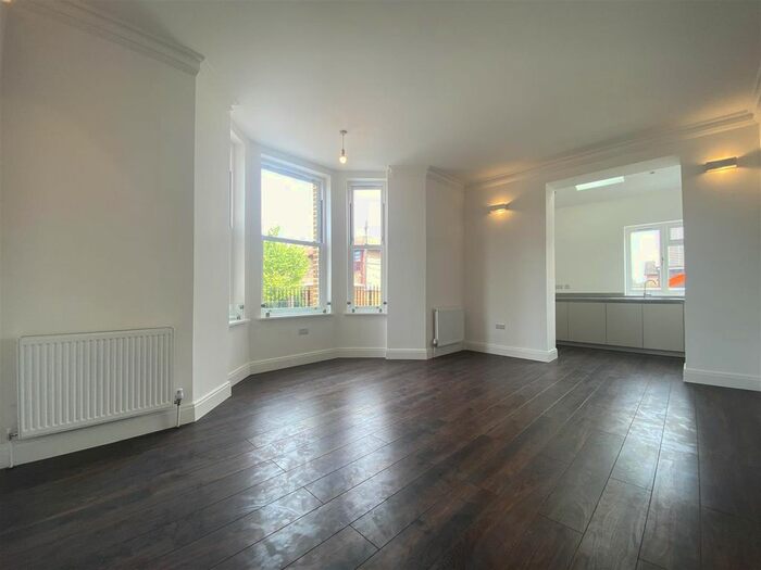 2 Bedroom Flat To Rent In Flat, Tynemouth House, N15
