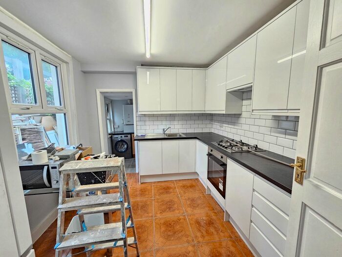 3 Bedroom End Of Terrace House To Rent In Whitehorse Road, Croydon, CR0