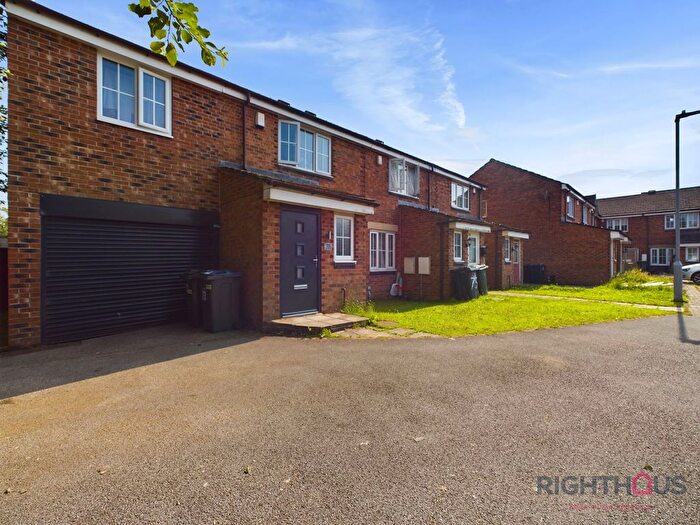 3 Bedroom End Of Terrace House For Sale In Lime Vale Way, Bradford, BD6