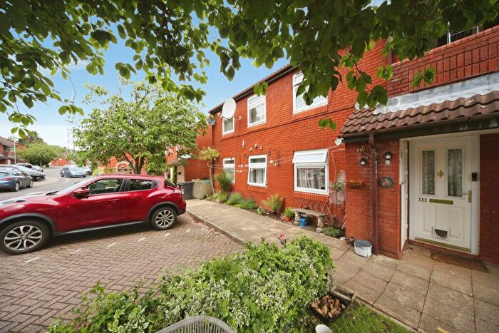 2 Bedroom Maisonette For Sale In Wolston Close, Luton, LU1
