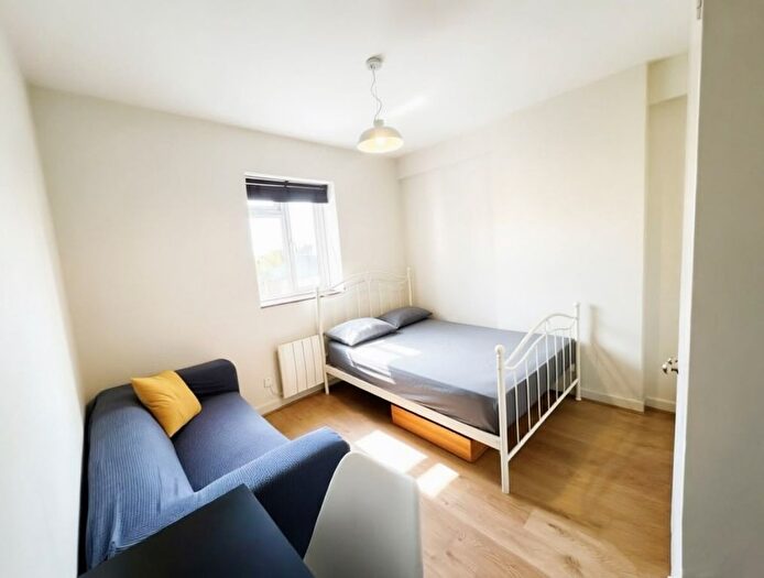 3 Bedroom Flat To Rent In Goldhawk Road, London, W12