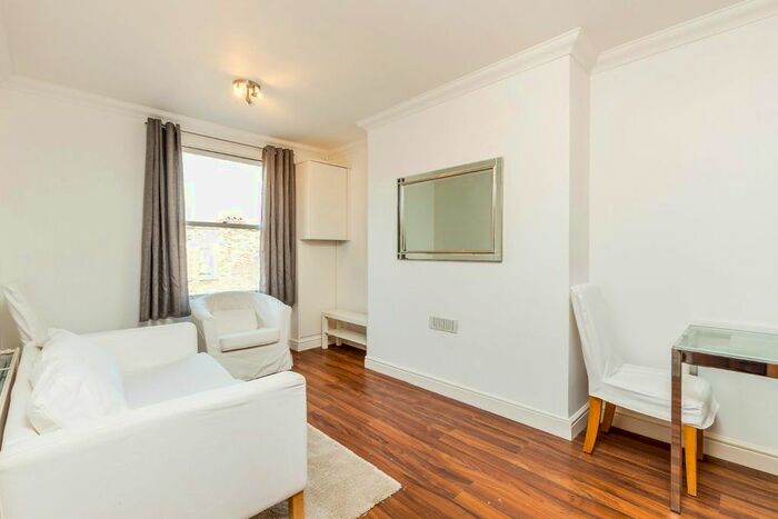 2 Bedroom Flat To Rent In Blythe Road, London, W14