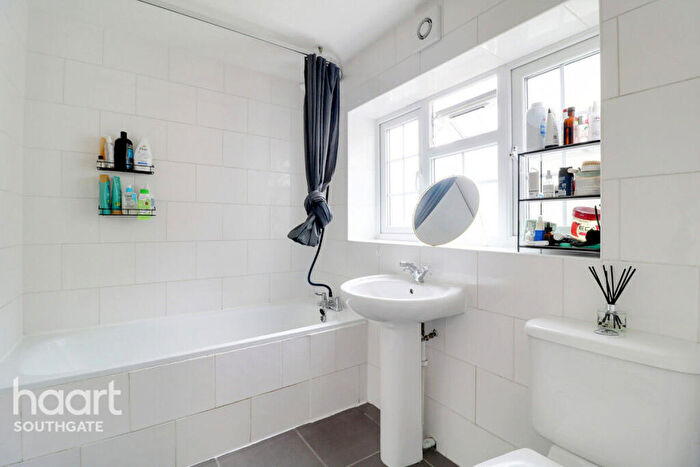 2 Bedroom End Of Terrace House For Sale In Hillside Grove, London, N14