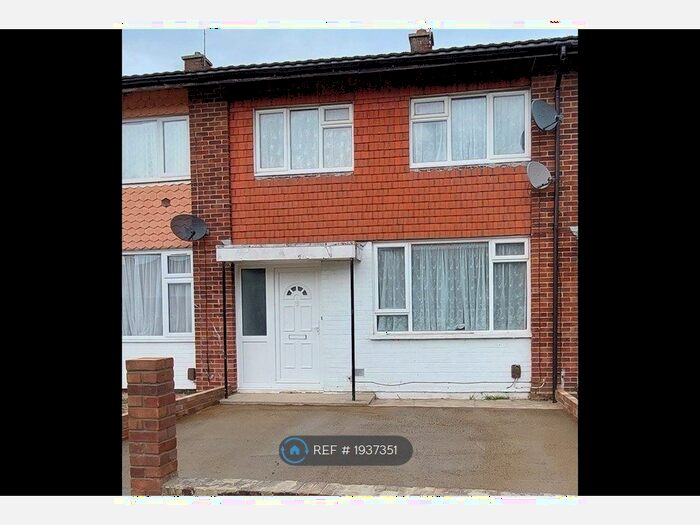 3 Bedroom Terraced House To Rent In Humber Way, Slough, SL3