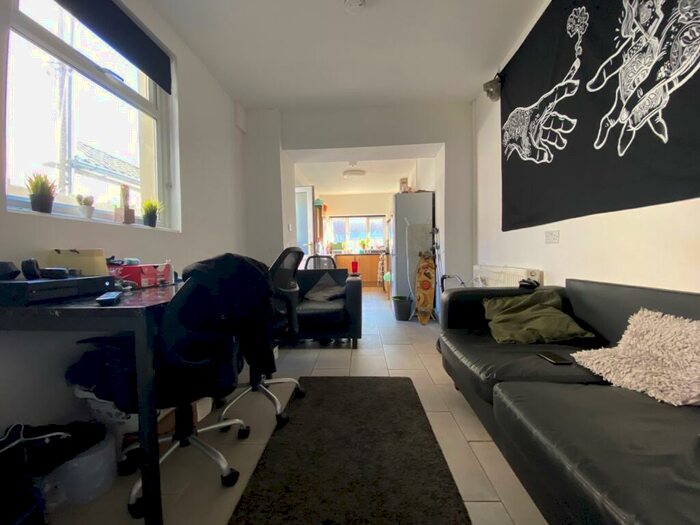 6 Bedroom Terraced House To Rent In Allensbank Crescent, Heath, CF14