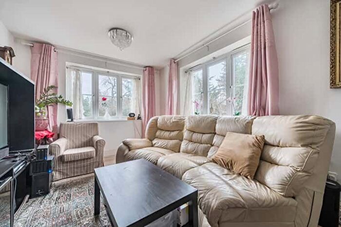 2 Bedroom Flat For Sale In Upper Meadow, Gerrards Cross, Buckinghamshire, SL9