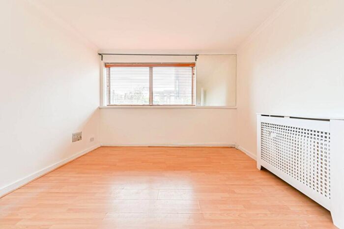 2 Bedroom Flat To Rent In Parkgate Road, Battersea, London, SW11