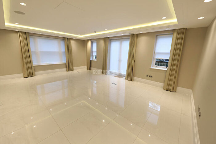 3 Bedroom Apartment To Rent In Camlet Way, Hadley Wood, EN4