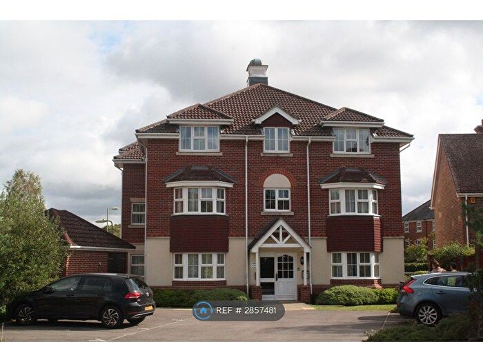 2 Bedroom Flat To Rent In Maudit House, Fleet, GU51